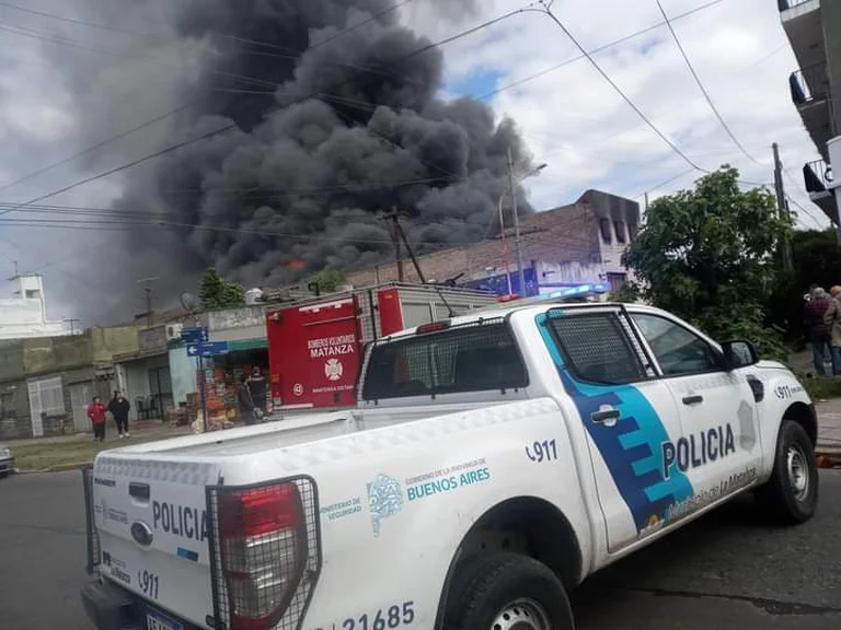 Impresionante incendio de una fábrica de plásticos en La Tablada: evacuaron a los vecinos y hay peligro de derrumbe