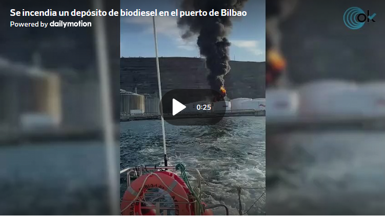 Los bomberos sofocan el incendio de un tanque de biodiésel en el puerto de Bilbao