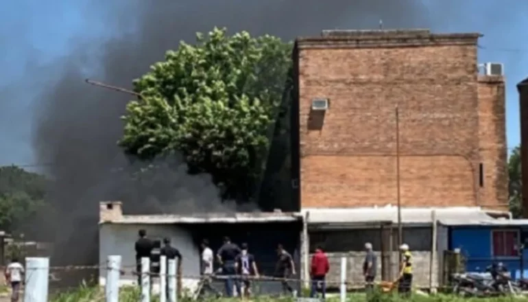 Se incendió un taller de refrigeración en el barrio San Gerónimo y piden ayuda
