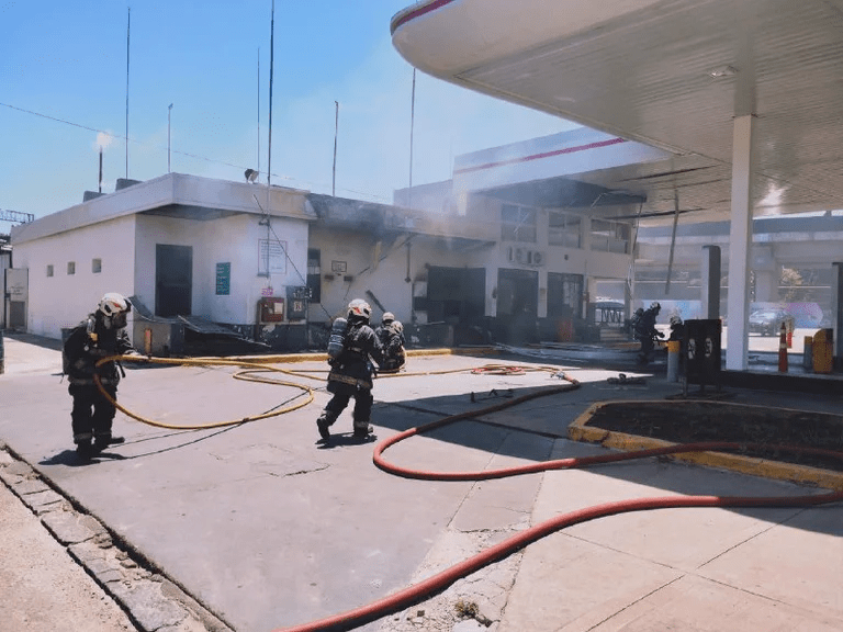 Explosión e incendio en una estación de servicio de La Paternal: hubo seis heridos